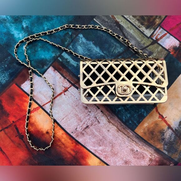 Elegant Metallic Frame Crossbody Bag - Picture 13 of 17